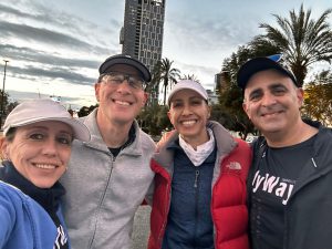 סיגל אמסלם מצטלמת עם חברים מקבוצת הריצה MyWay בבוקר הקפוא לפני הזינוק של מרתון תל אביב 2026 - הכוח של כוורת וסביבה תומכת במסע.