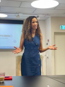 סיגל אמסלם בהרצאה על ניהול קשב ארגוני והמצפן הניהולי