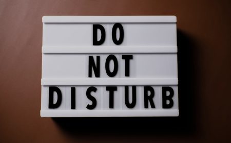 שלט נא לא להפריע ככלי למניעת שחיקה של בעלי עסקים.