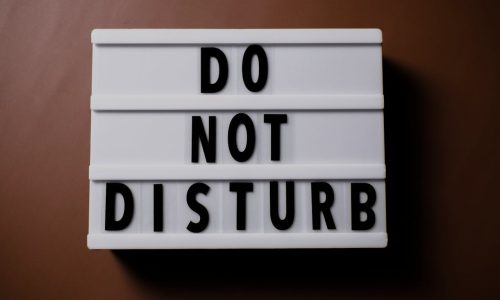 שלט נא לא להפריע ככלי למניעת שחיקה של בעלי עסקים.