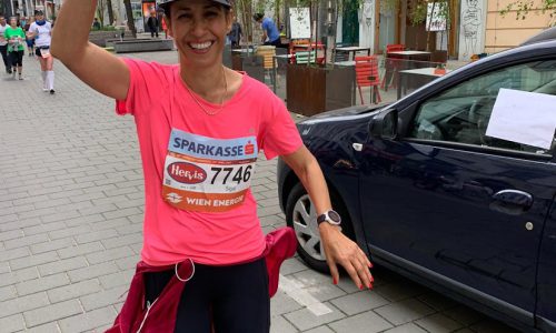 סיגל רצה במרתון וינה – המחשה ויזואלית לכוח של ריצה בקבוצה ולהגדלת ביצועים עסקיים.