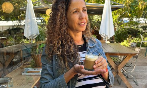 יגל אמסל-ם בבית קפה סלואונס בקיבוץ מורן סיגל אמסלם, יועצת למנהיגות עסקית, נהנית מרגע של שקט עם קפה ב'Slow-ness' בקיבוץ מורן, המייצג התמודדות עם עומס ויישום של אסטרטגיית DOMO.